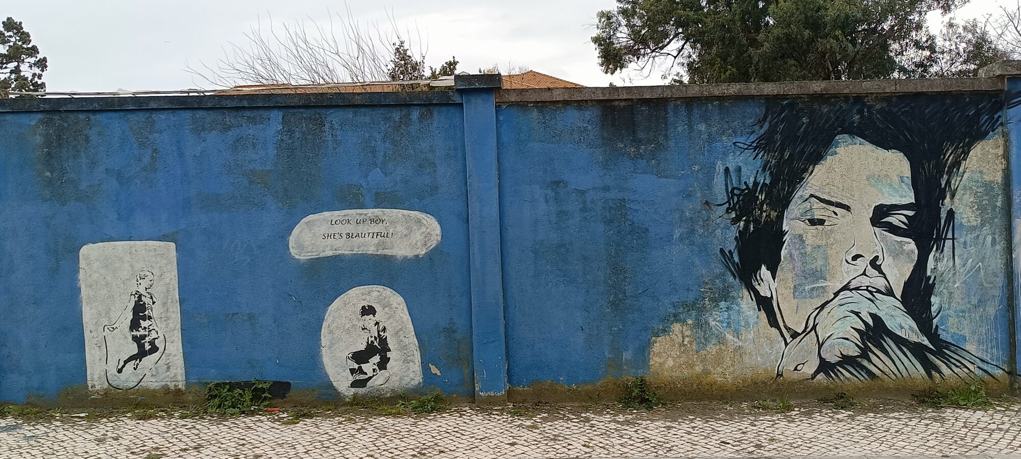 Look up boy, she's beautiful — Street art in Lisboa