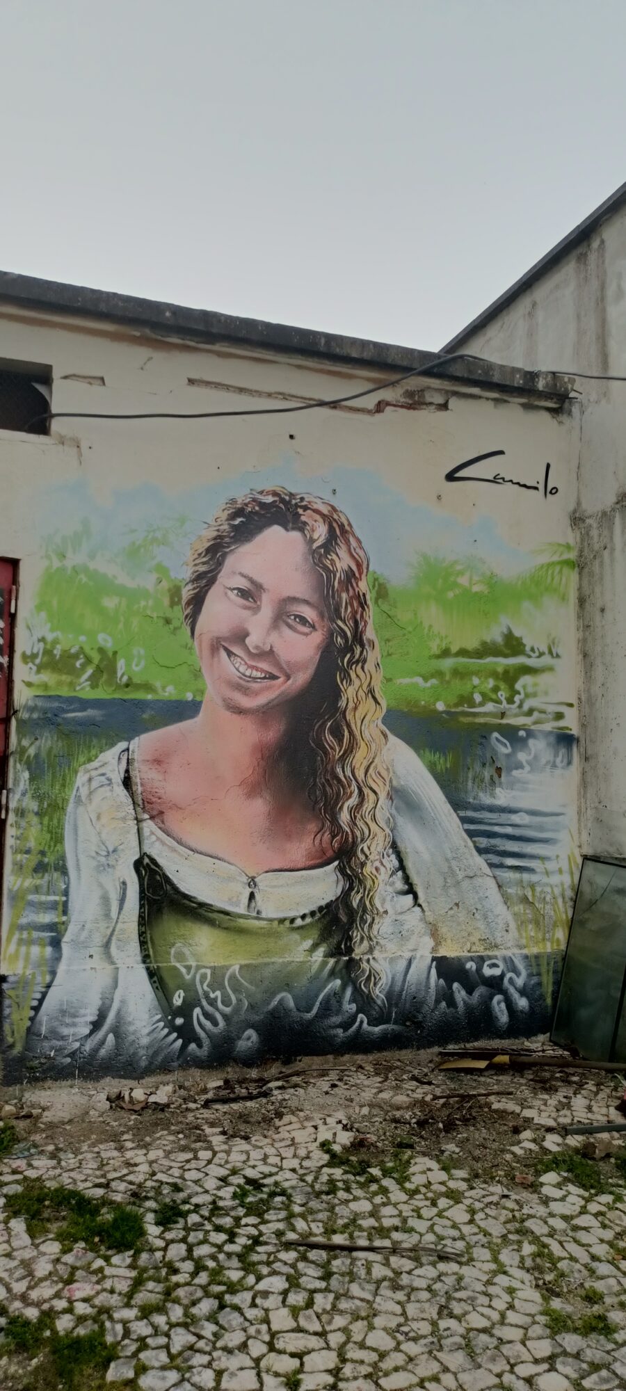 Portrait au bord de la rivière, par Camilo — Street art de Camilo à Lisboa