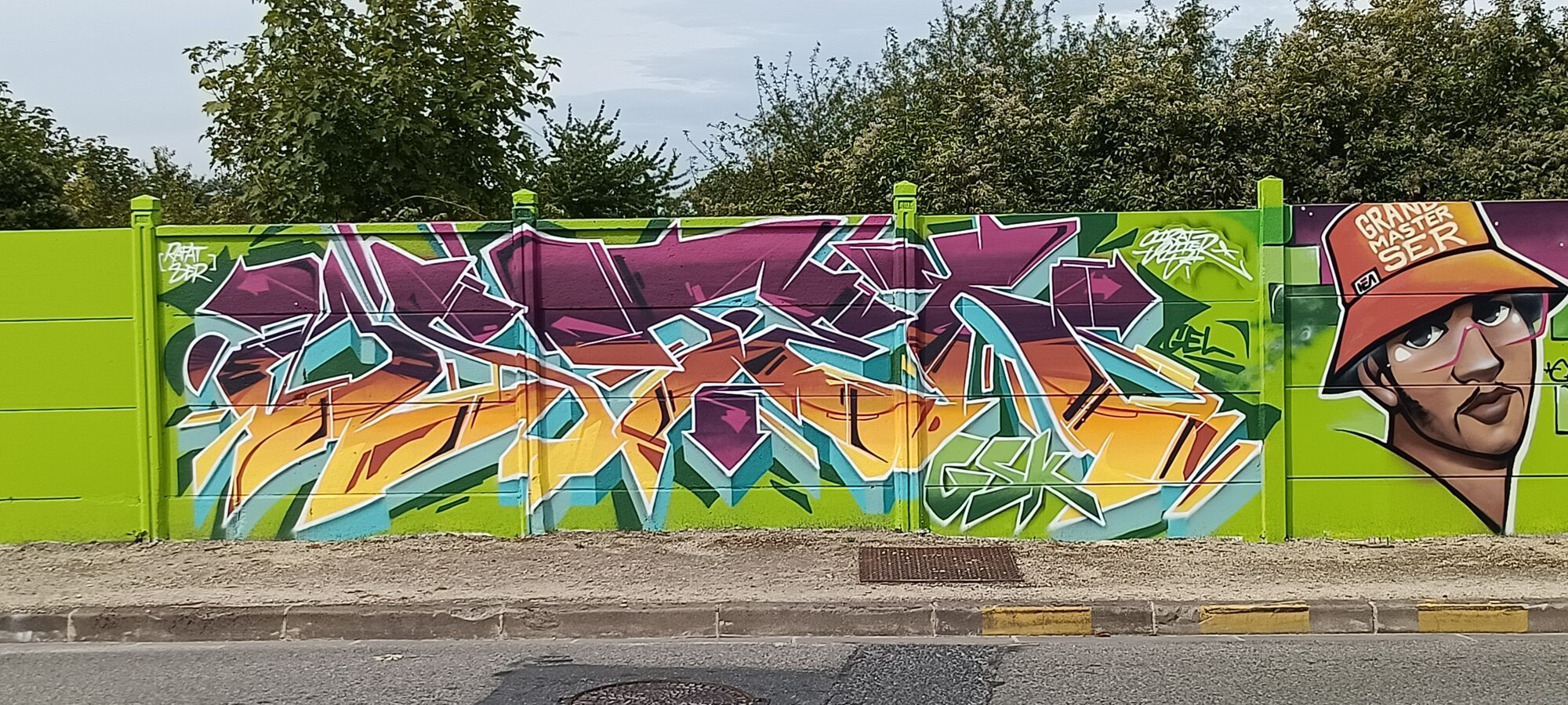 Lettrage prune et orange et Grand Master Ser — Street art à Reims