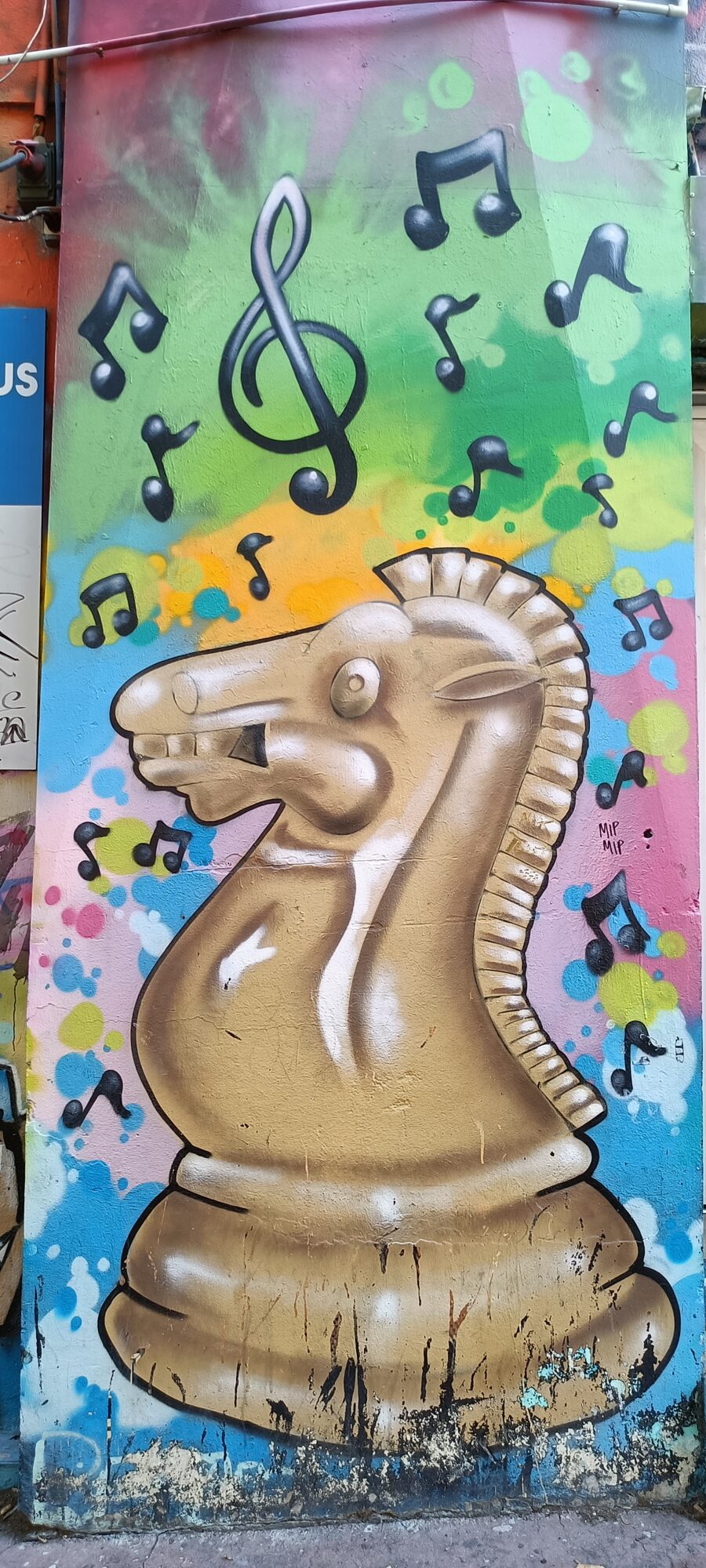 Chess knight and music notes — Street art in Marseille