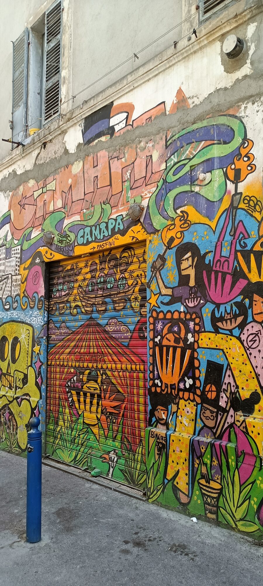 Façade with big top and pink violin — Street art in Marseille