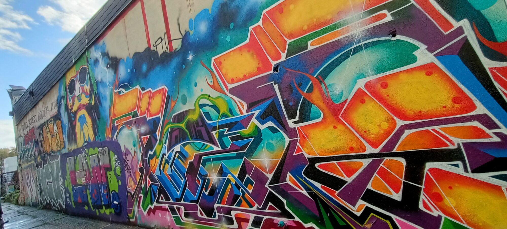 Mur de lettrages en perspective — Street art à Köln