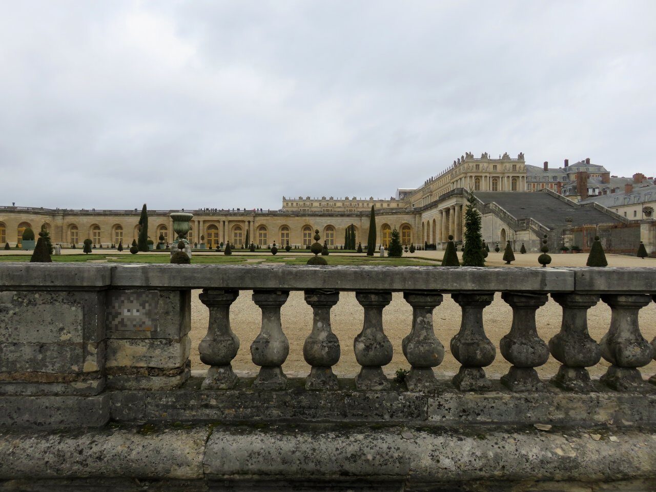 VRS_23, Space Invader des jardins de l'Orangerie — Street art de Invader à Versailles