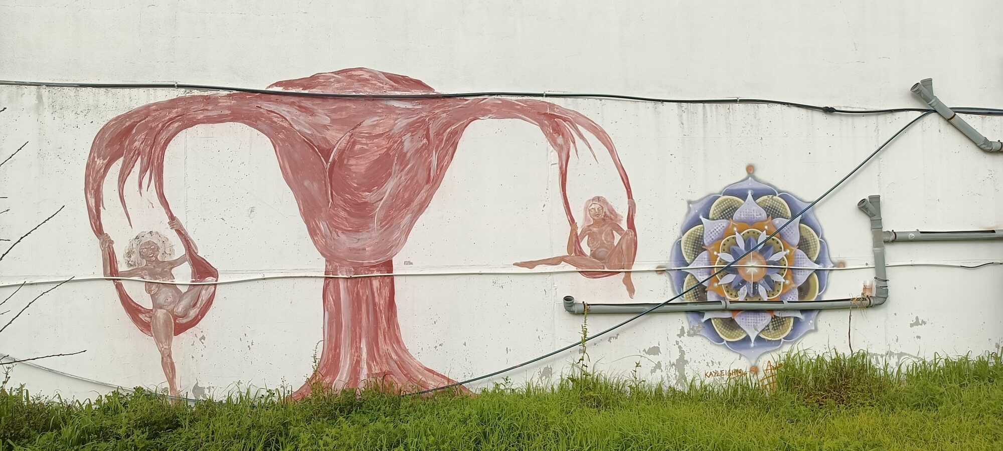 Utérus et figures suspendues — Street art à Lisboa