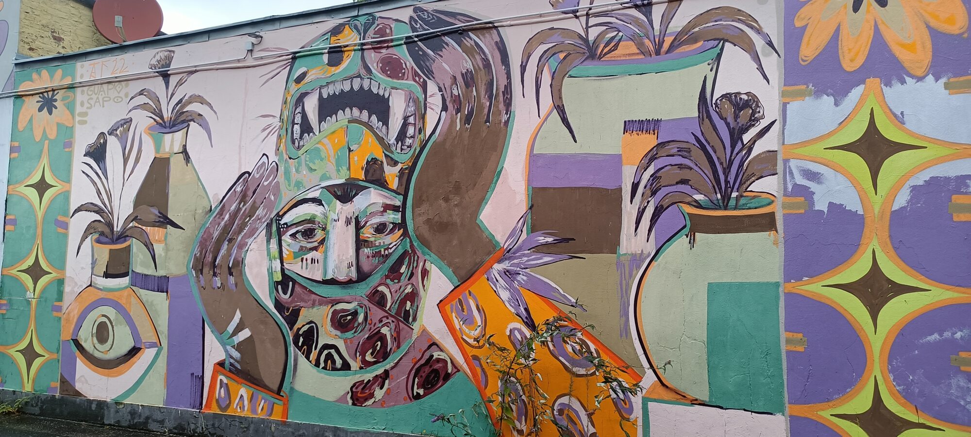 Masked figure by Guapo Sapo — Street art by Guapo Sapo in Köln