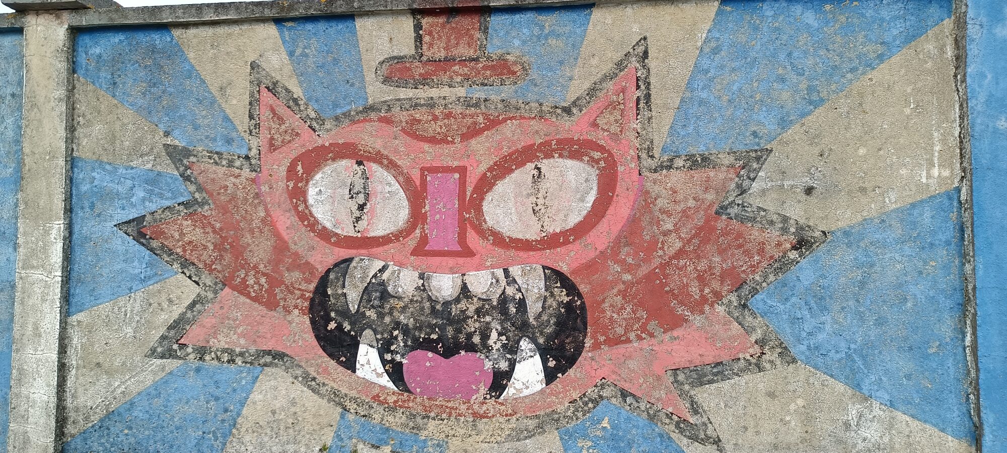 Chat rose aux crocs sortis — Street art à Lisboa