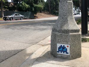 LA_33, Space Invader de Bellagio Drive — Street art de Invader à Los Angeles