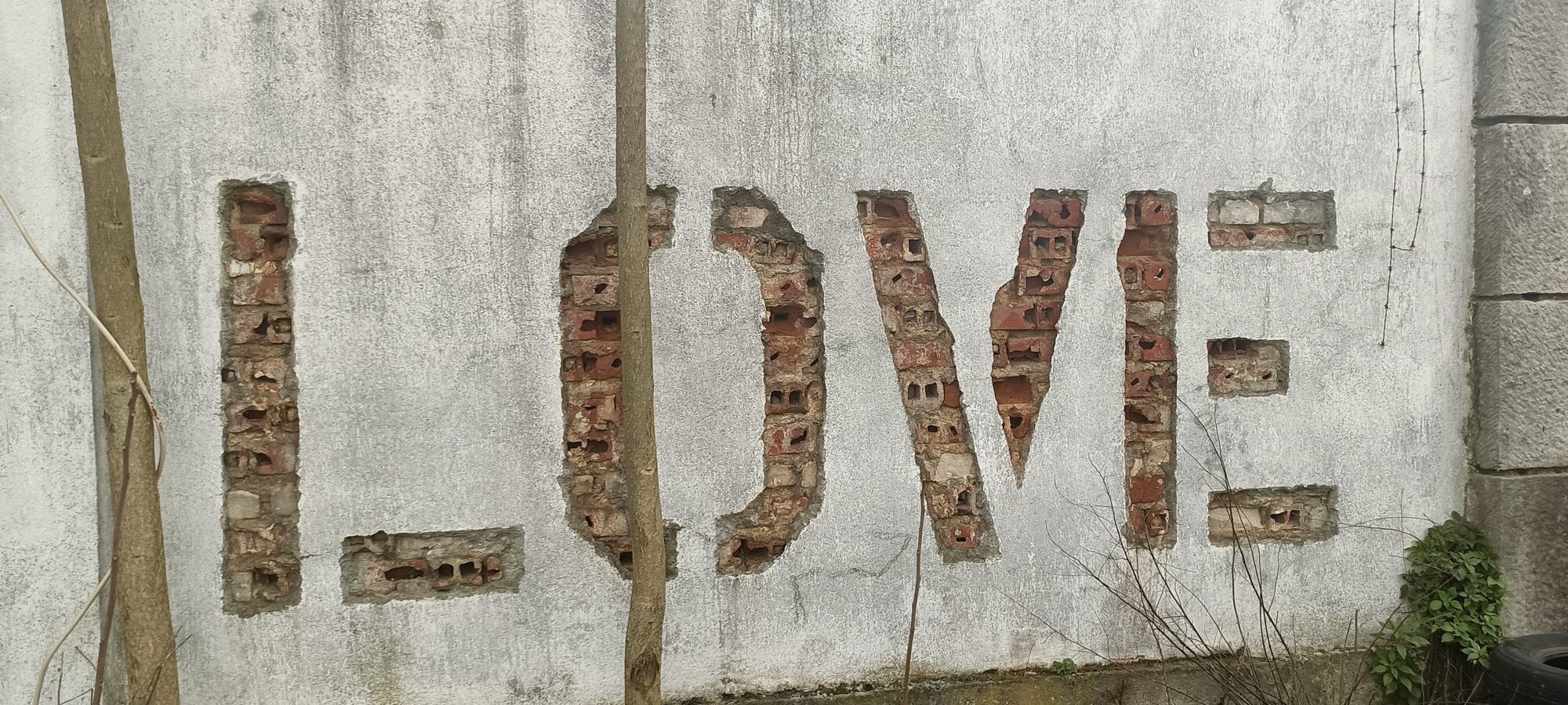 Love gravé dans la brique — Street art de Vhils à Lisboa