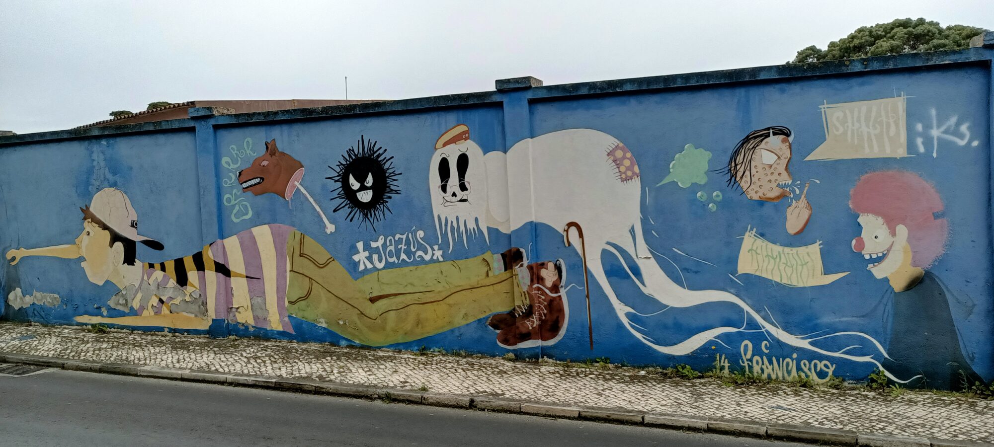Défilé de personnages de dessin animé — Street art à Lisboa