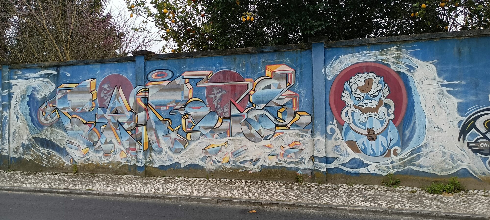 Japanese lion-dog and blue lettering — Street art in Lisboa