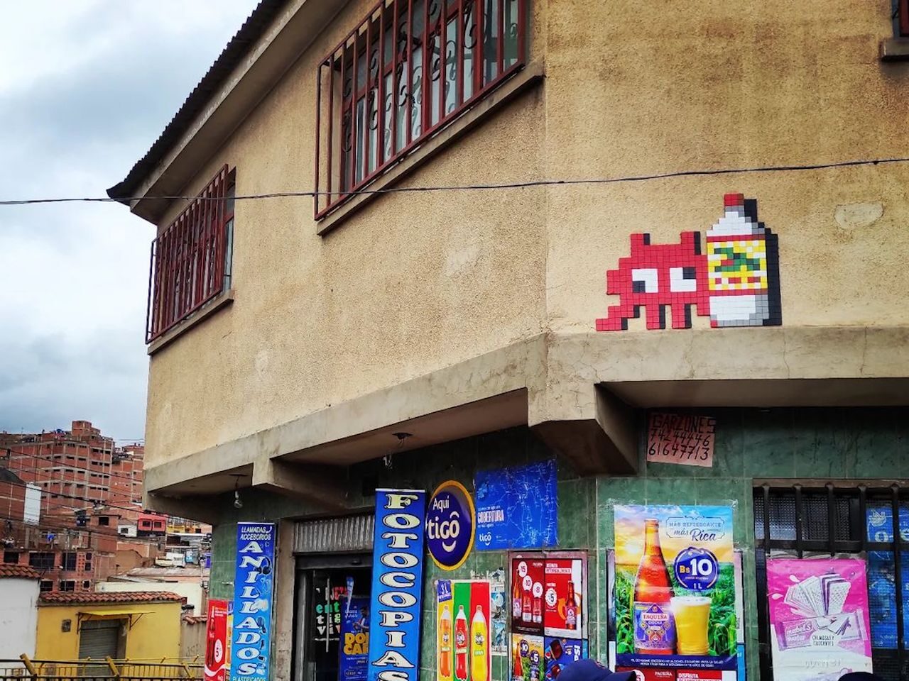POTI_21, Space Invader de Calle Chayanta — Street art de Invader à Potosí