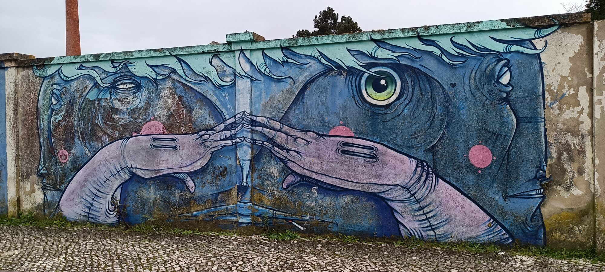 Two faces with hands over their mouths — Street art in Lisboa