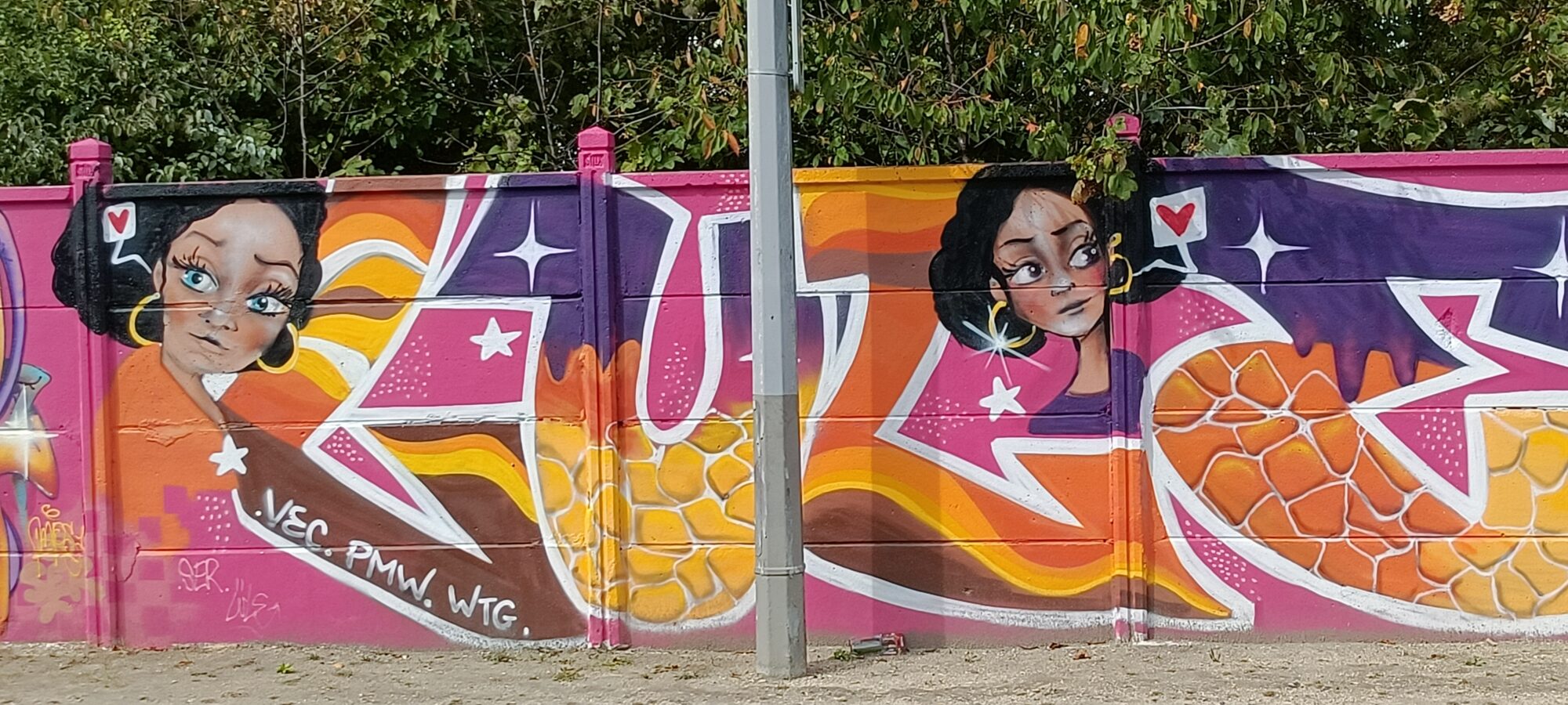 Deux portraits aux créoles sur fond rose — Street art à Reims