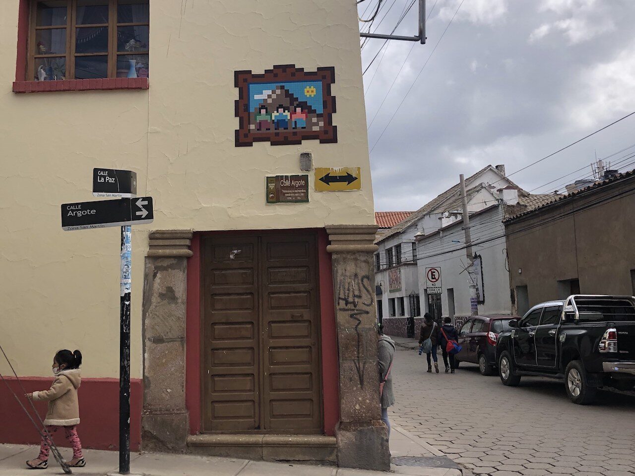 POTI_40, Space Invader de Calle Argote — Street art de Invader à Potosí
