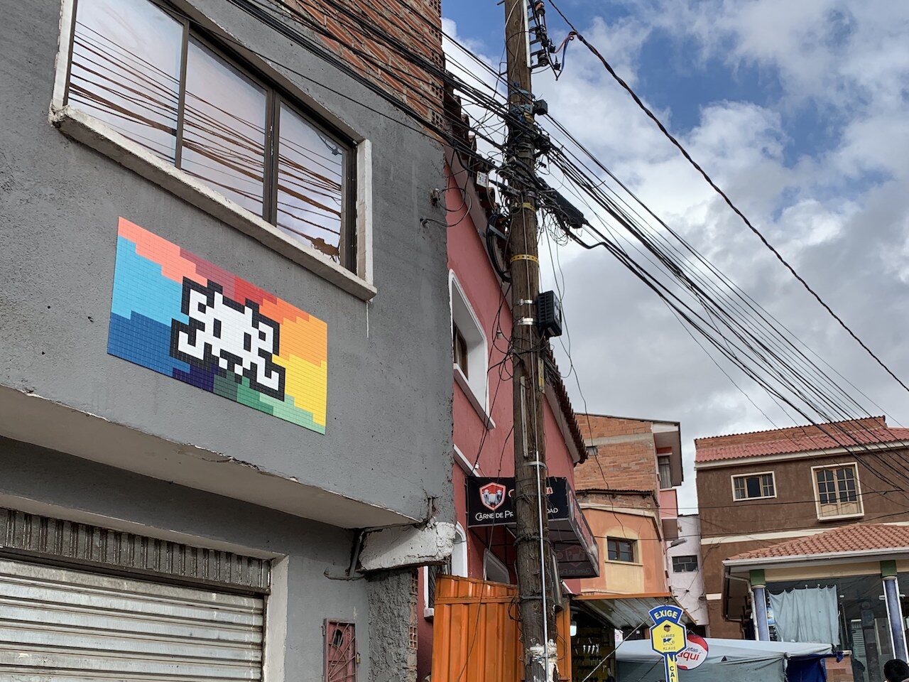 POTI_30, Space Invader de Calle La Paz — Street art de Invader à Potosí