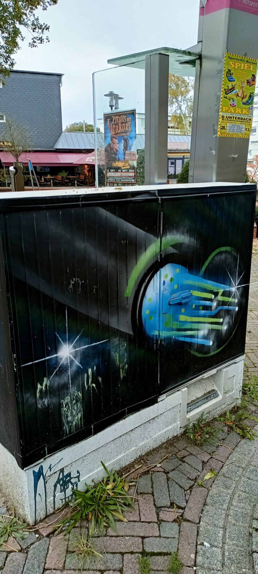 Glowing circuit on a night ground — Street art in Erkrath