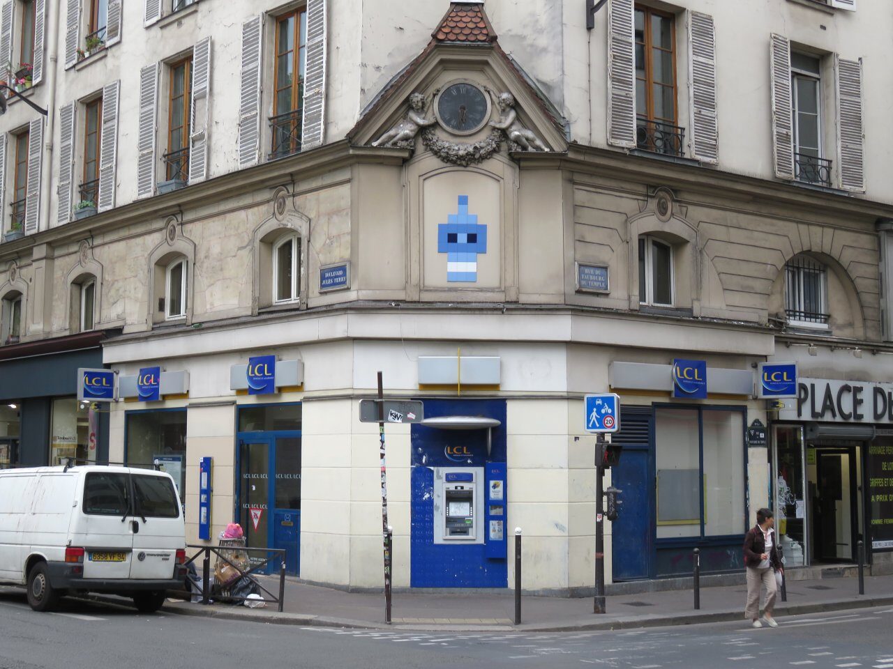 PA_882, Space Invader on 28 Rue du Faubourg du Temple — Street art by Invader in Paris