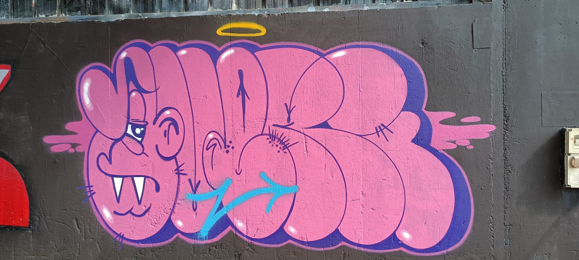 Lettrage rose et personnage à crocs — Street art à Plérin
