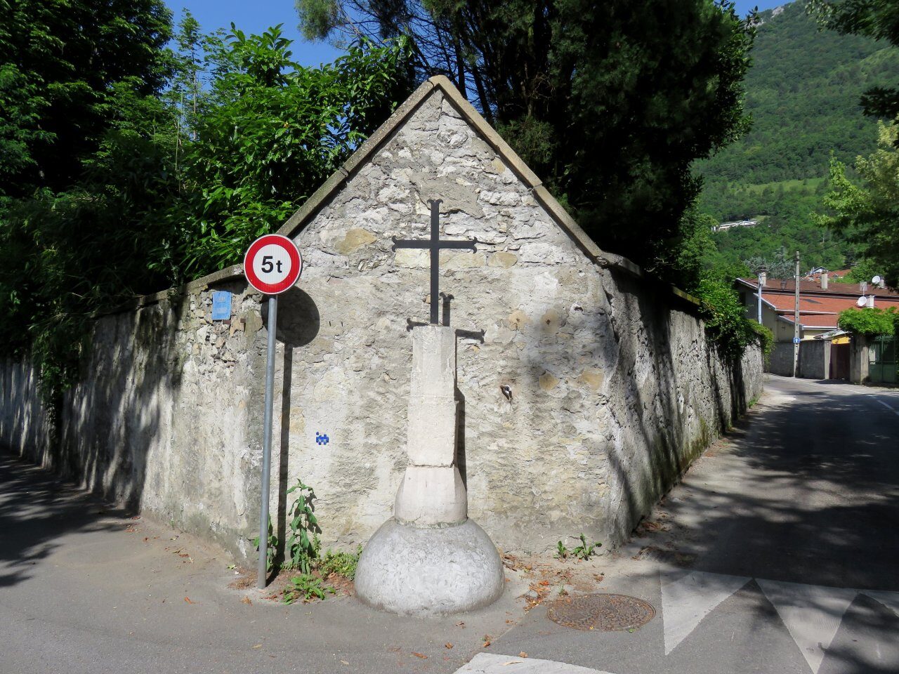 GRN_54, Space Invader on Chemin Jacquier — Street art by Invader in Grenoble