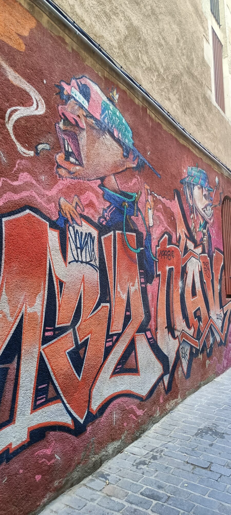 Lettrage orange et personnages criards — Street art à Marseille