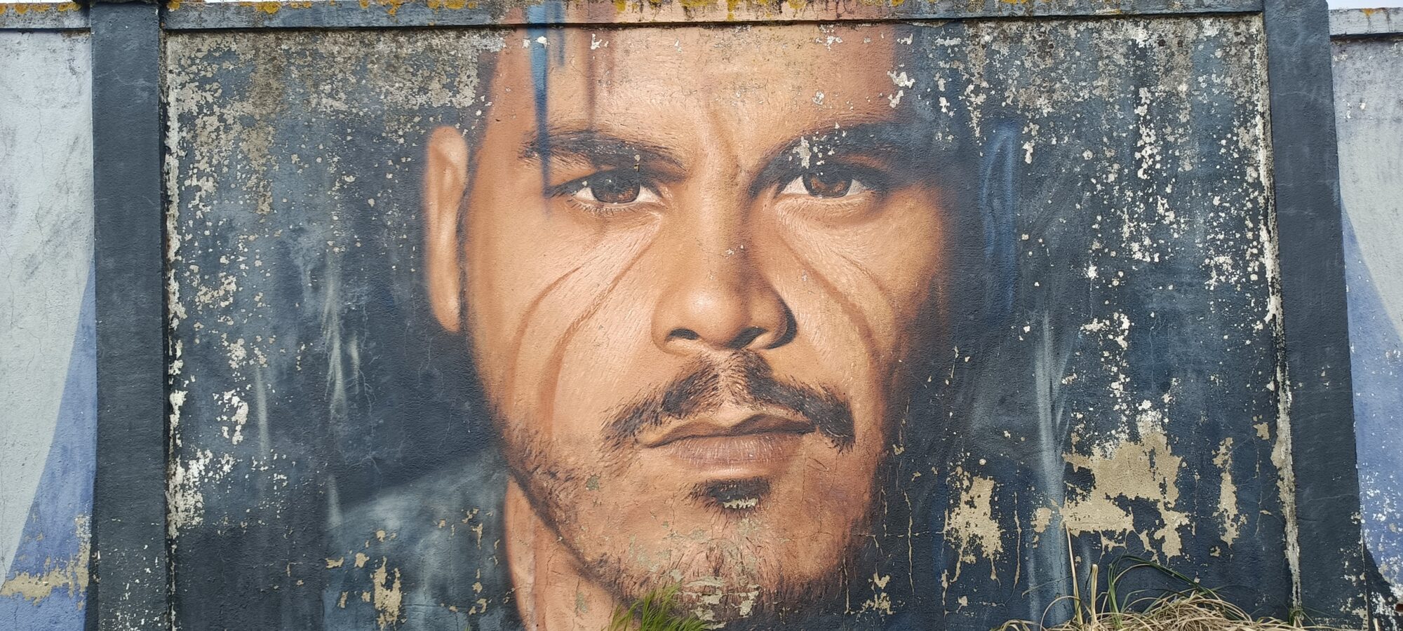 Portrait hyperréaliste à la moustache — Street art de Jorit à Lisboa