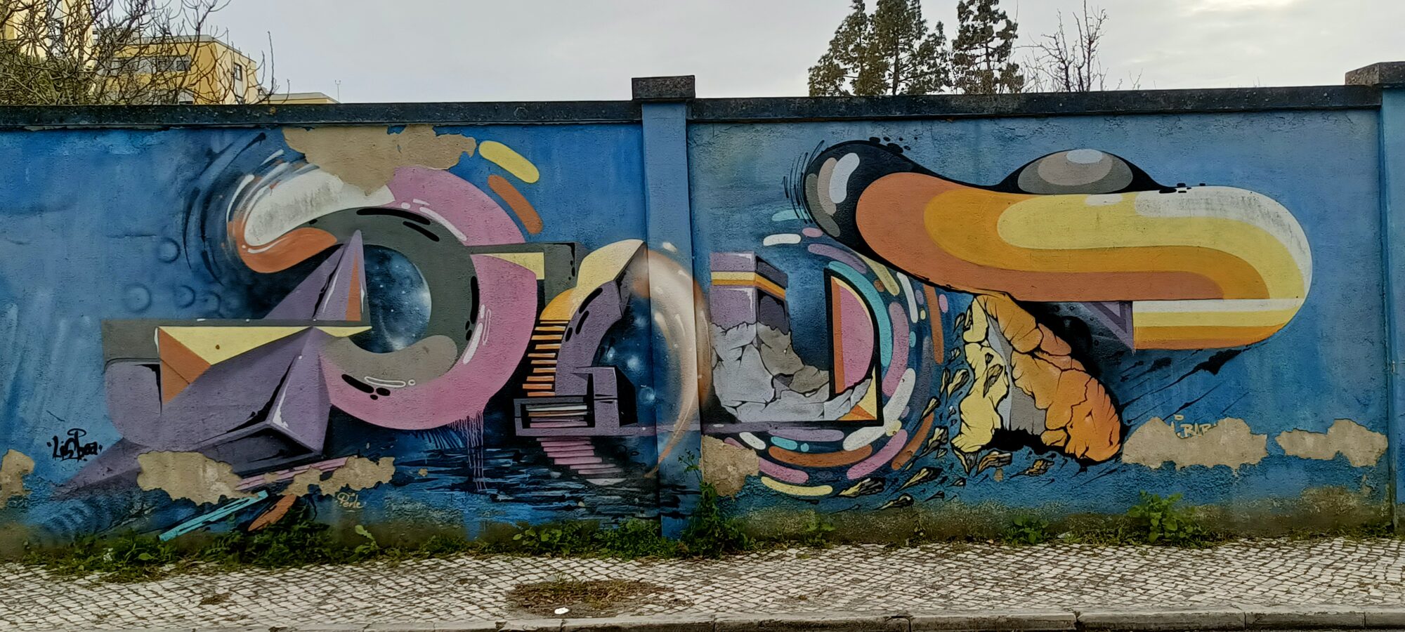 Escalier suspendu dans le vide — Street art de Odeith à Lisboa