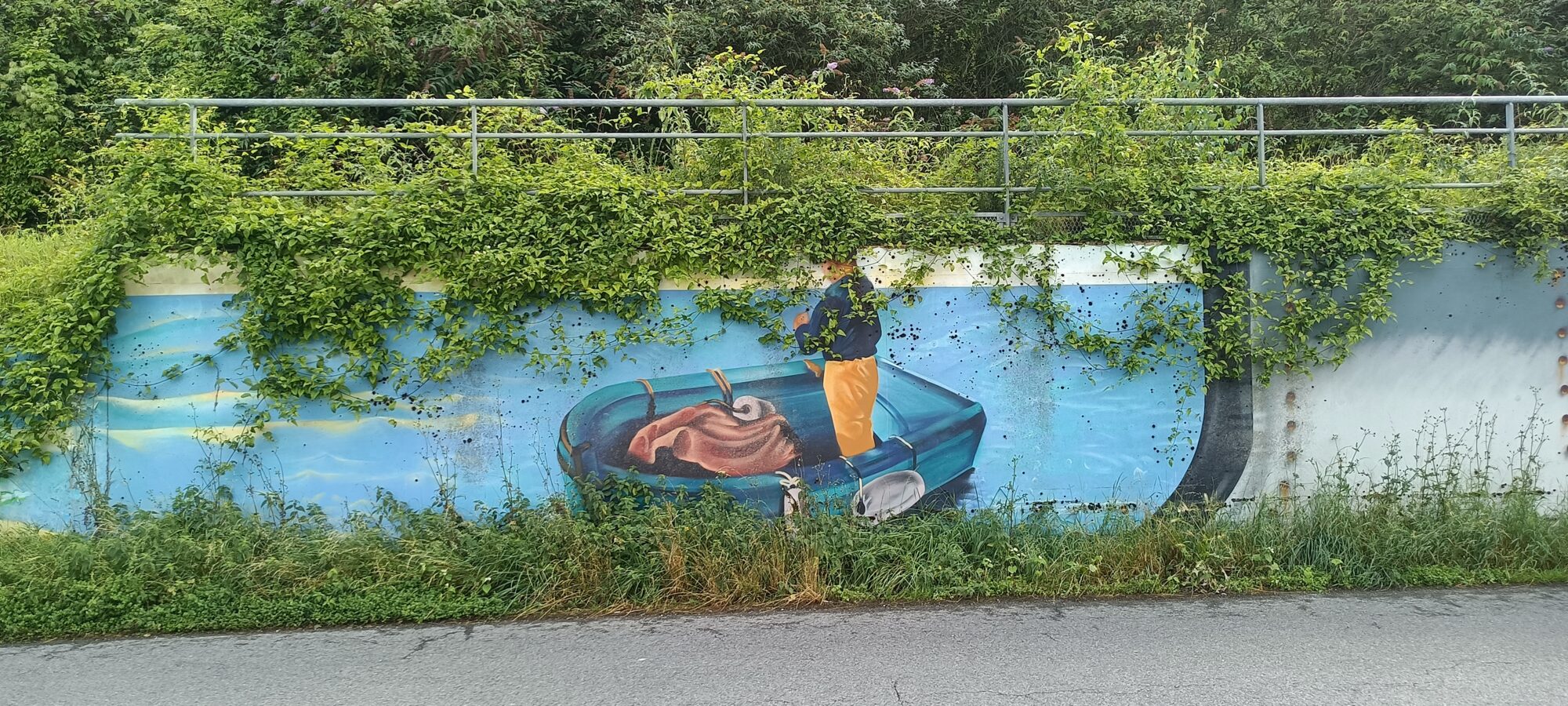 Pêcheur en barque sur le mur de l'écluse — Street art à Saint-Brieuc