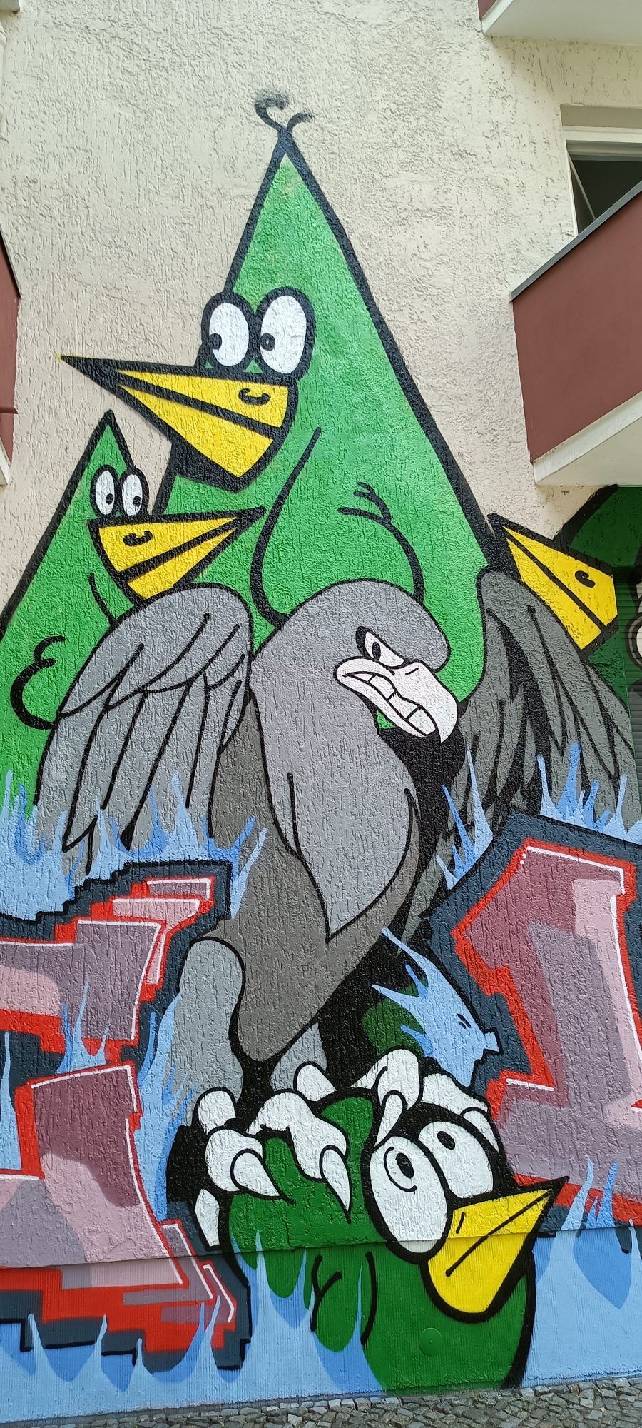 Invasion d'oiseaux verts au coin de rue — Street art à Berlin
