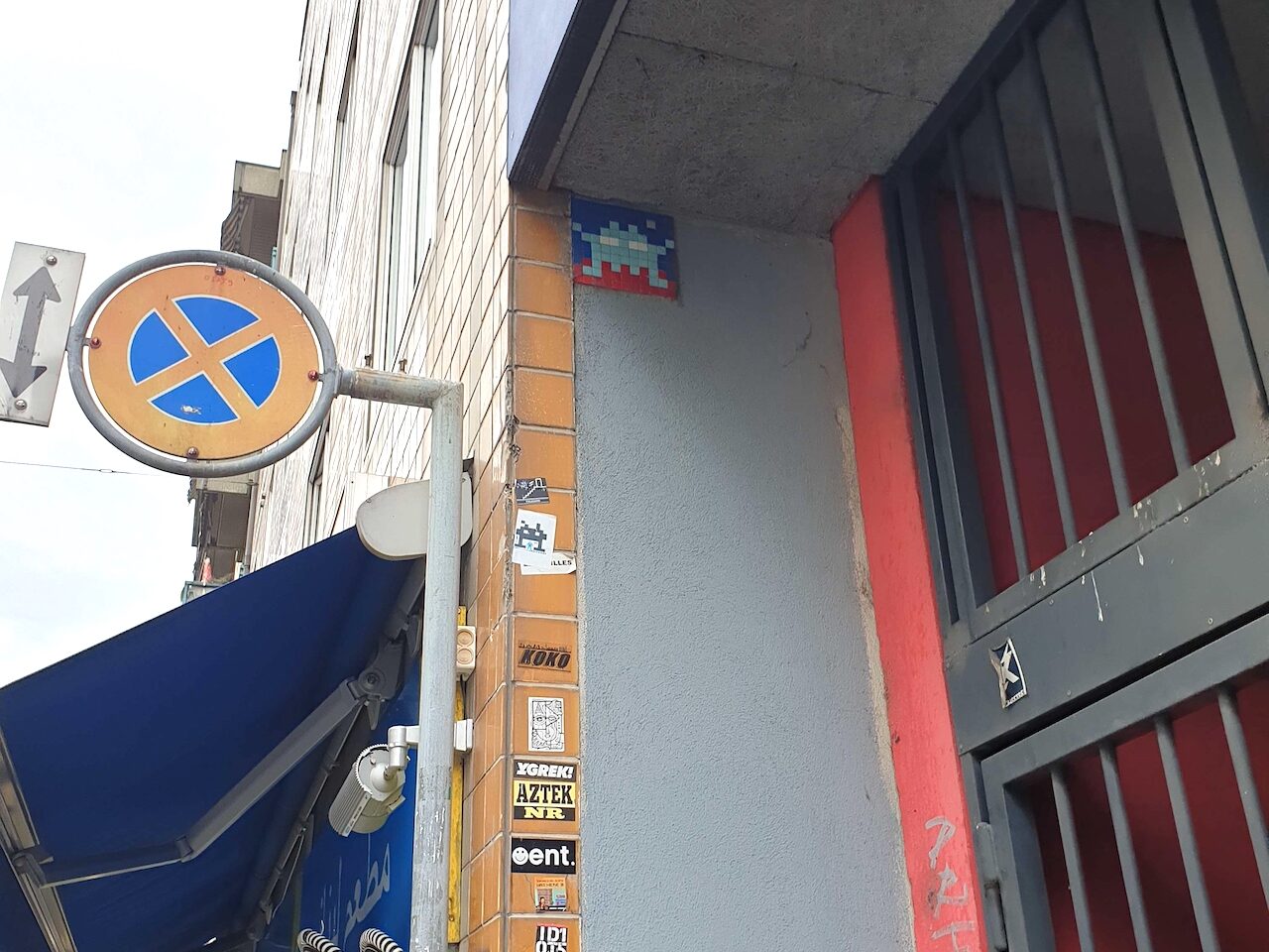 GNV_16, Space Invader on Rue Pellegrino-Rossi 3 — Street art by Invader in Genève