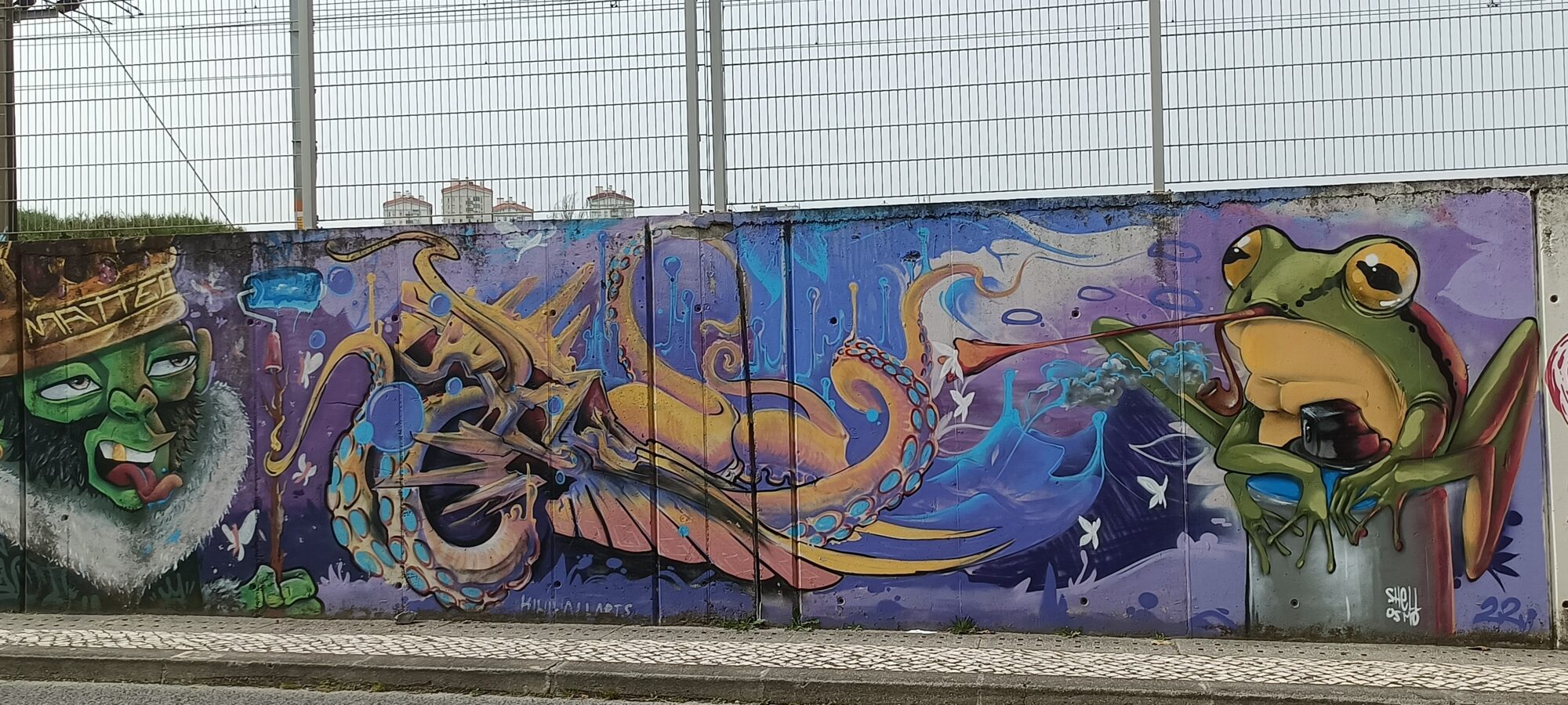 Purple Wall: Green King, Squid and Frog — Street art in Lisboa