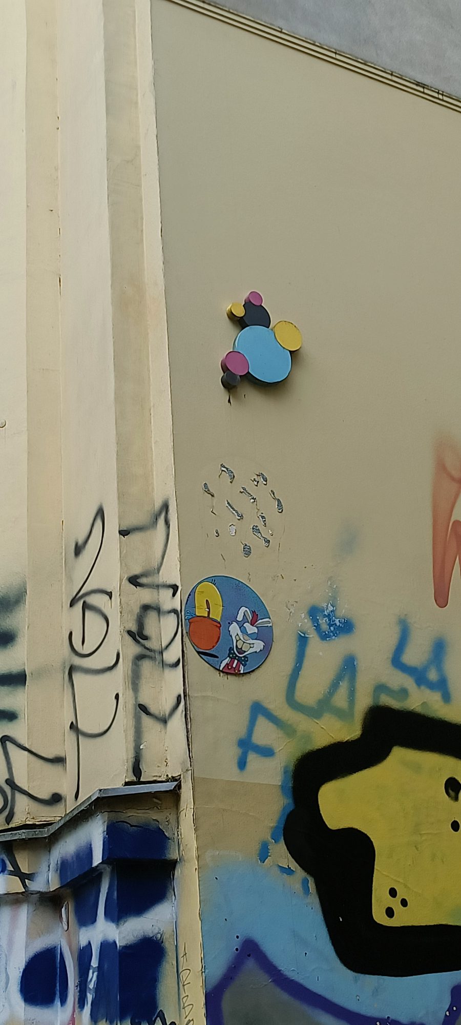 Relief Bubbles and Candle Rabbit — Street art in Berlin