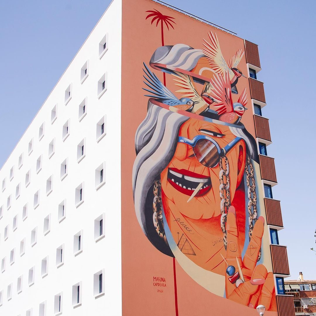 Grand-mère aux lunettes de soleil — Street art de Marina Capdevila à Granada