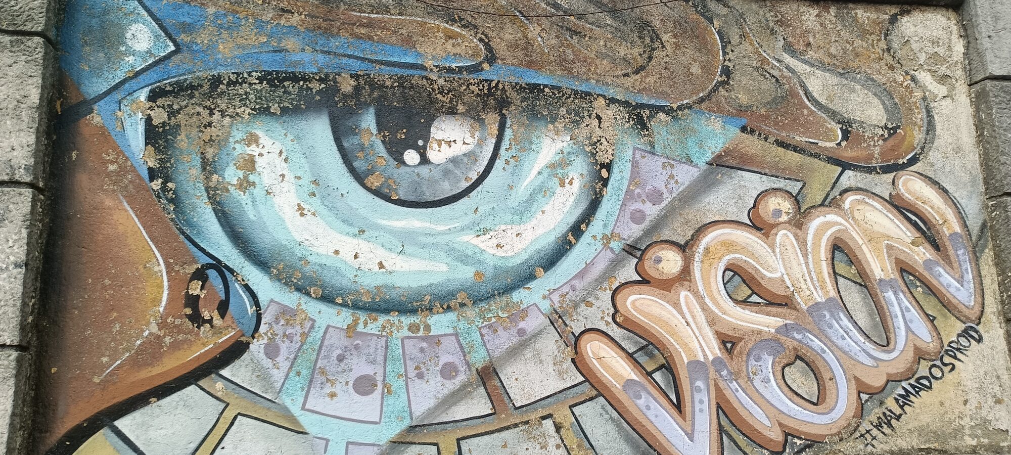 Grand œil turquoise et lettrage Vision — Street art à Lisboa