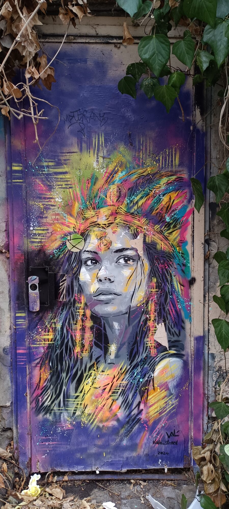 Portrait à la coiffe de plumes par Vale Stencil — Street art de Vale Stencil à Paris