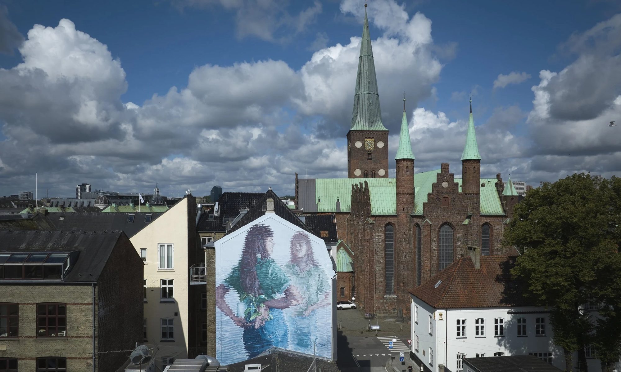 Miroir sur le pignon — Street art de Fintan Magee à Aarhus