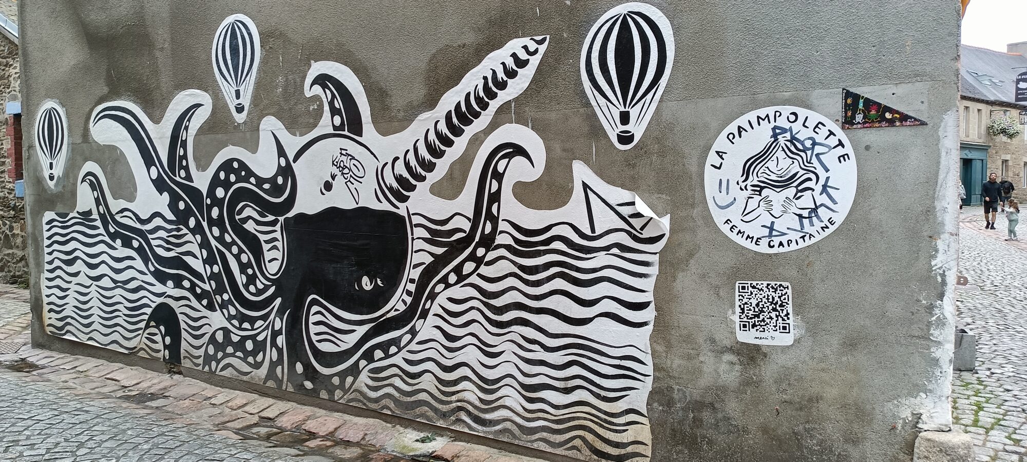 Pieuvre et montgolfières, La Paimpolette — Street art à Paimpol