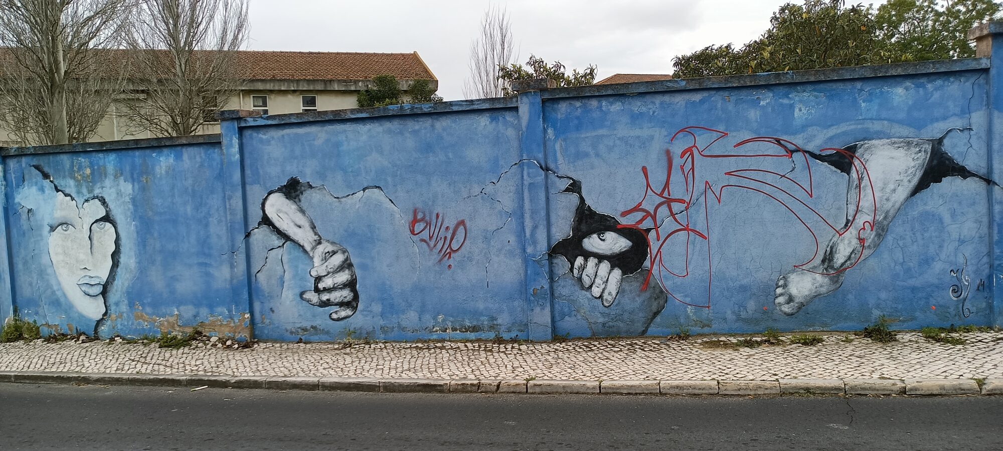 Bodies behind the cracks in the wall — Street art in Lisboa