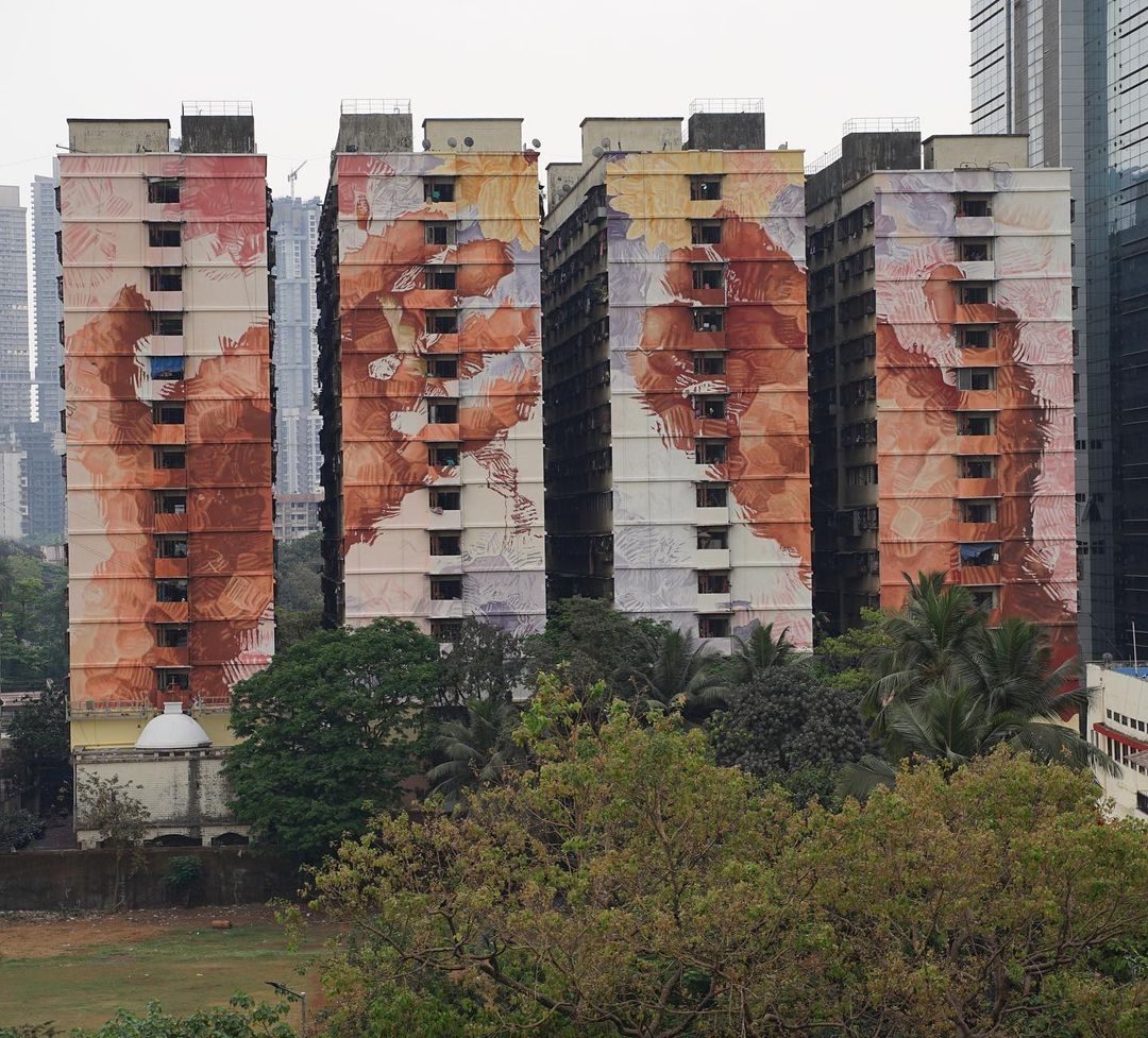Mains tenant des fleurs — Street art de Fintan Magee à Mumbai