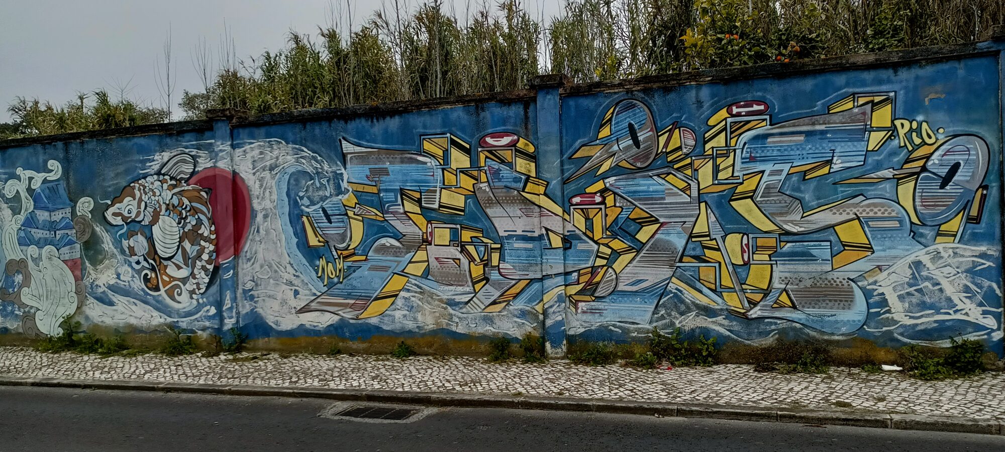 Wave, shell and yellow lettering — Street art in Lisboa