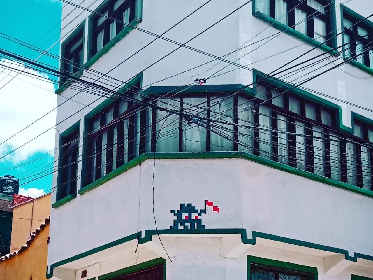 POTI_25, Space Invader de Calle Aluralde — Street art de Invader à Potosí