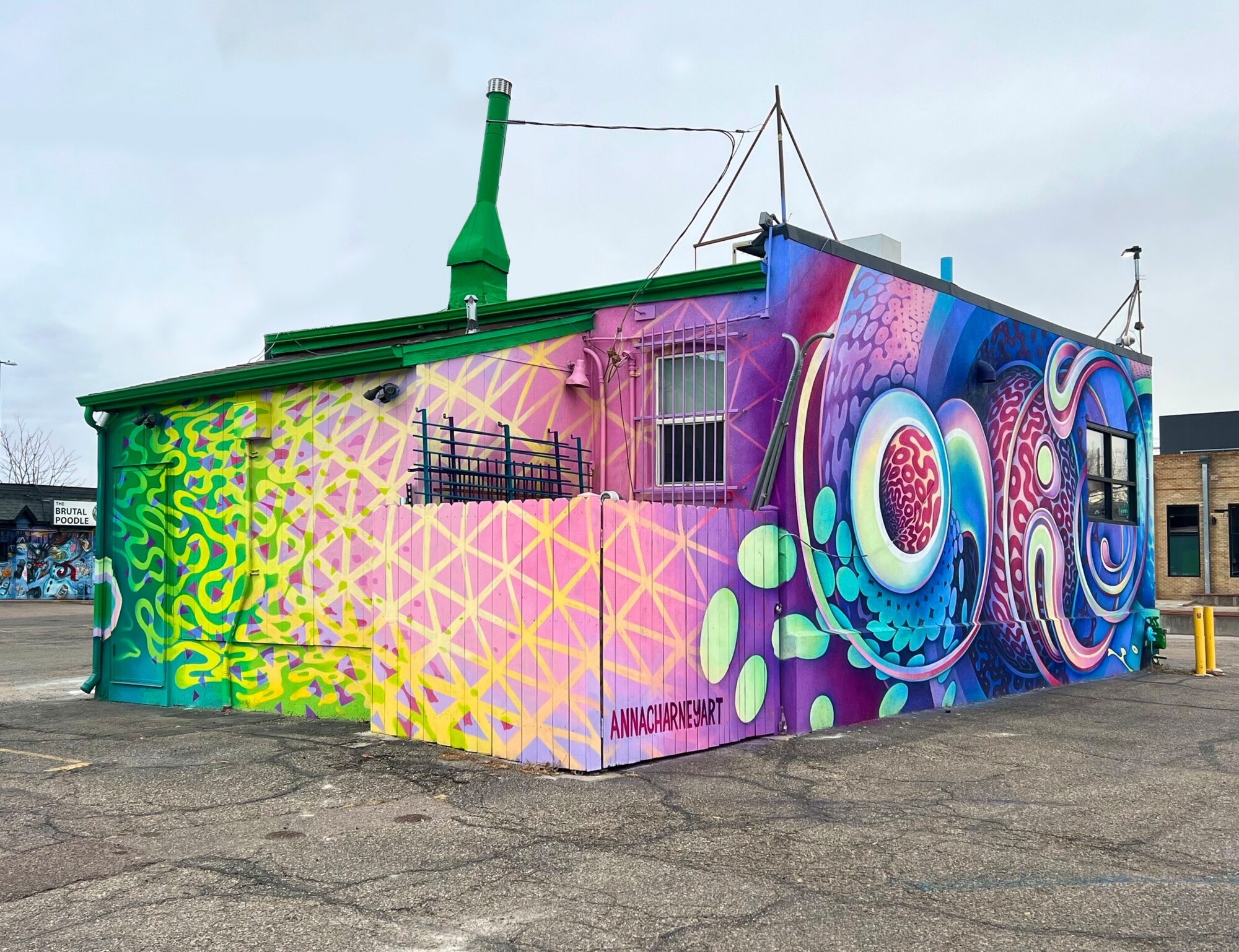 Spirales fluo de South Broadway — Street art de Anna Charney à Denver