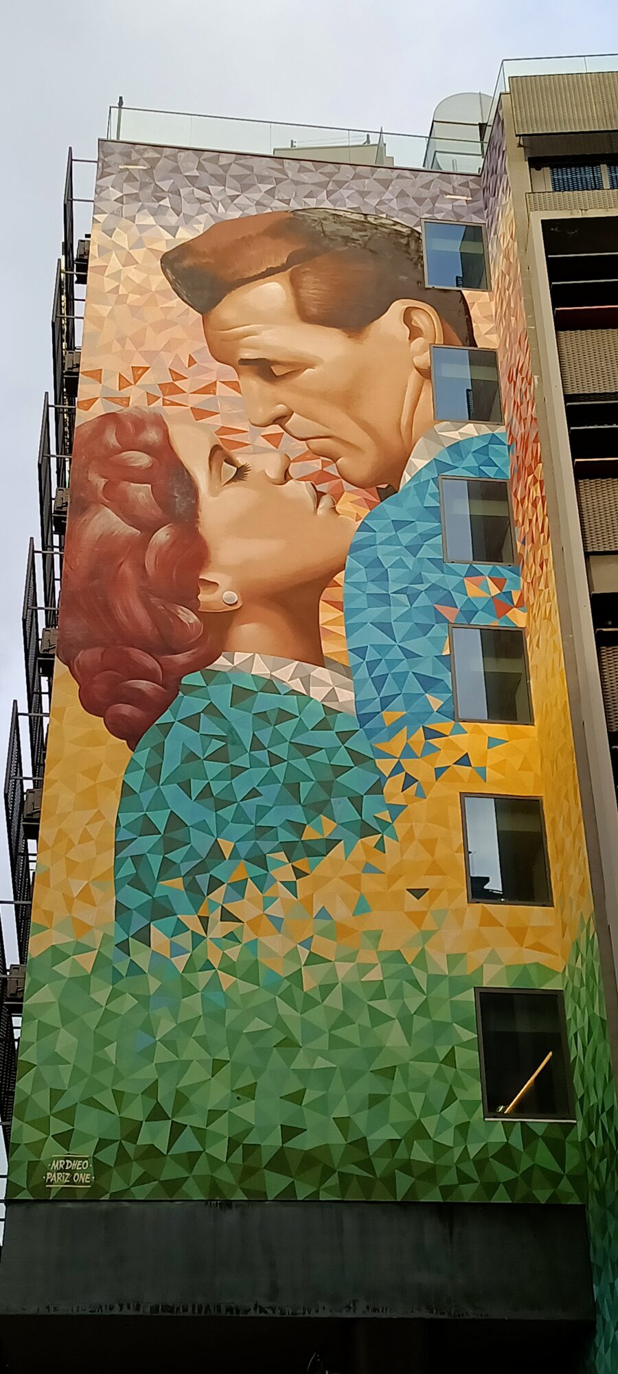 Le baiser par Mr Dheo et Pariz One — Street art de MrDheo, Pariz One à Lisboa