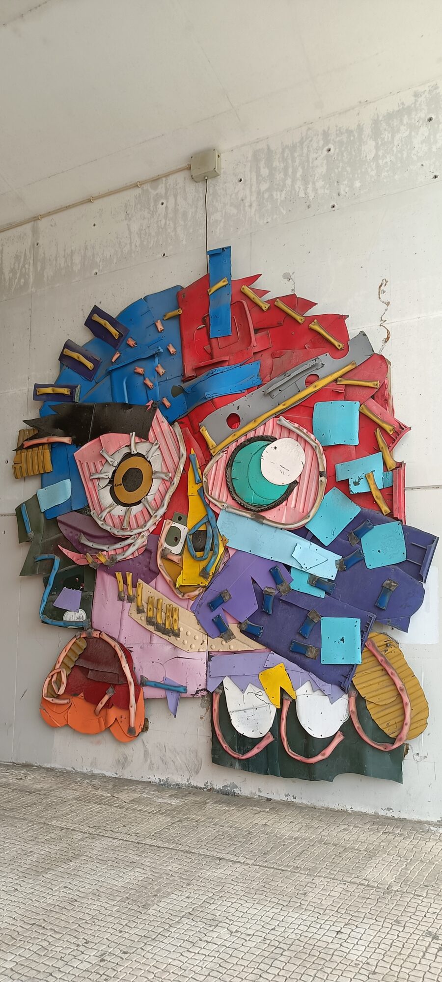Masque en déchets plastiques, vue de face — Street art de Bordalo II à Lisboa