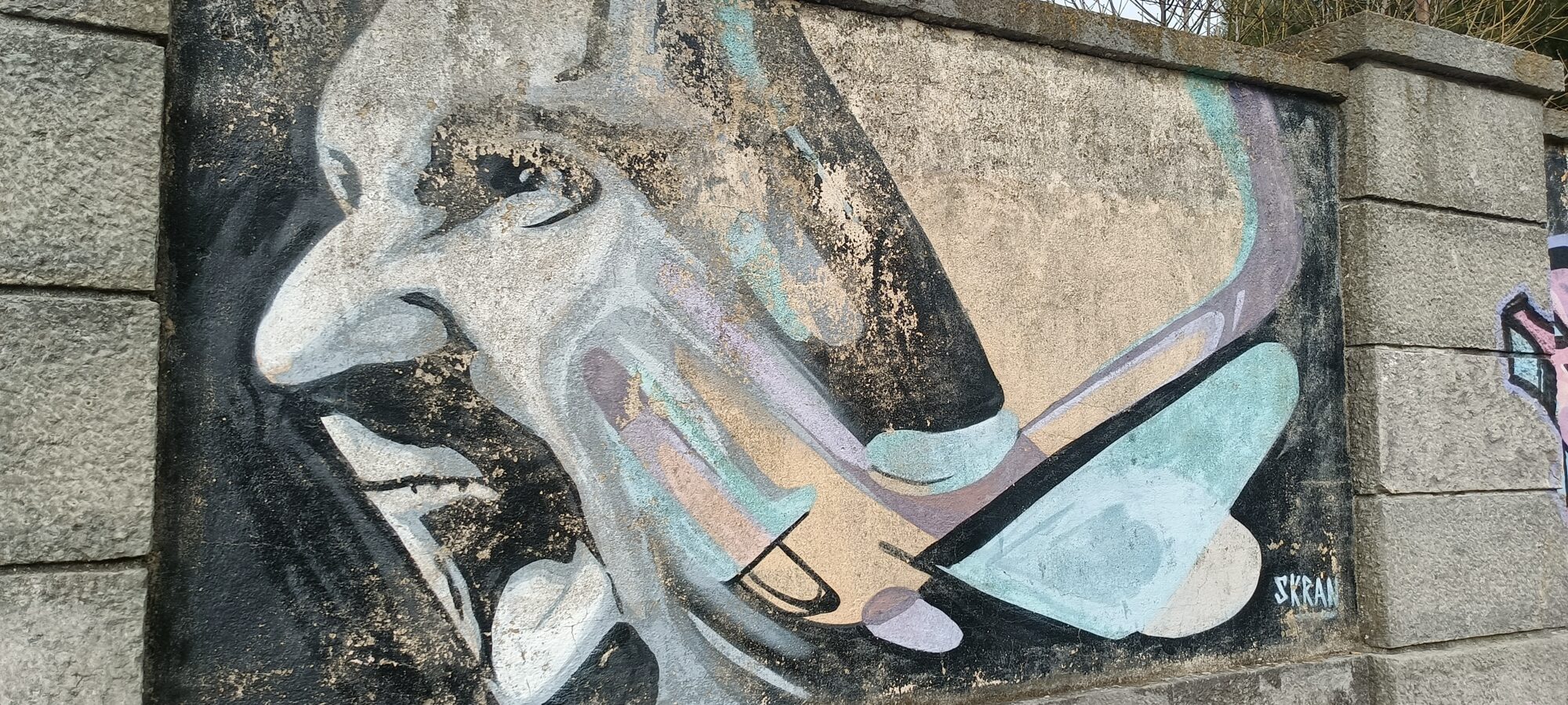 Visage anguleux en noir et turquoise, par Skran — Street art à Lisboa