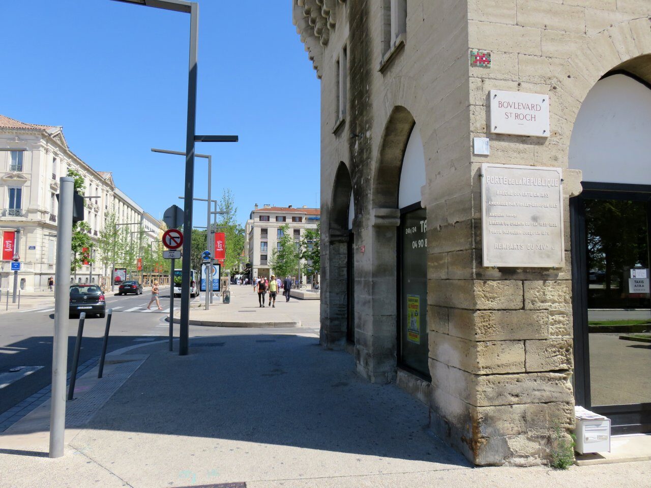 AVI_17, Space Invader de Porte de la République — Street art de Invader à Avignon
