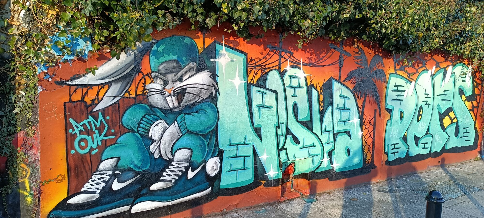 Lapin en survêtement et lettrage turquoise — Street art à Nantes