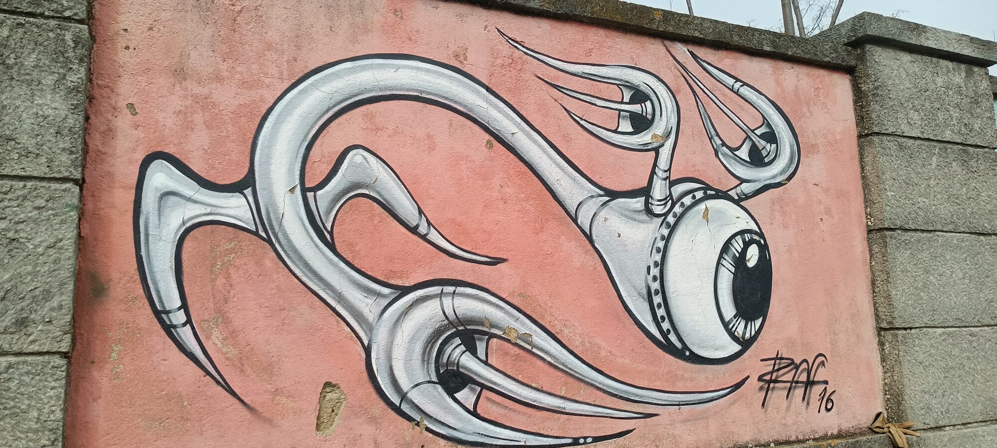Créature chromée à l'œil unique, par RAF — Street art de RAF (Rui Ferreira) à Lisboa