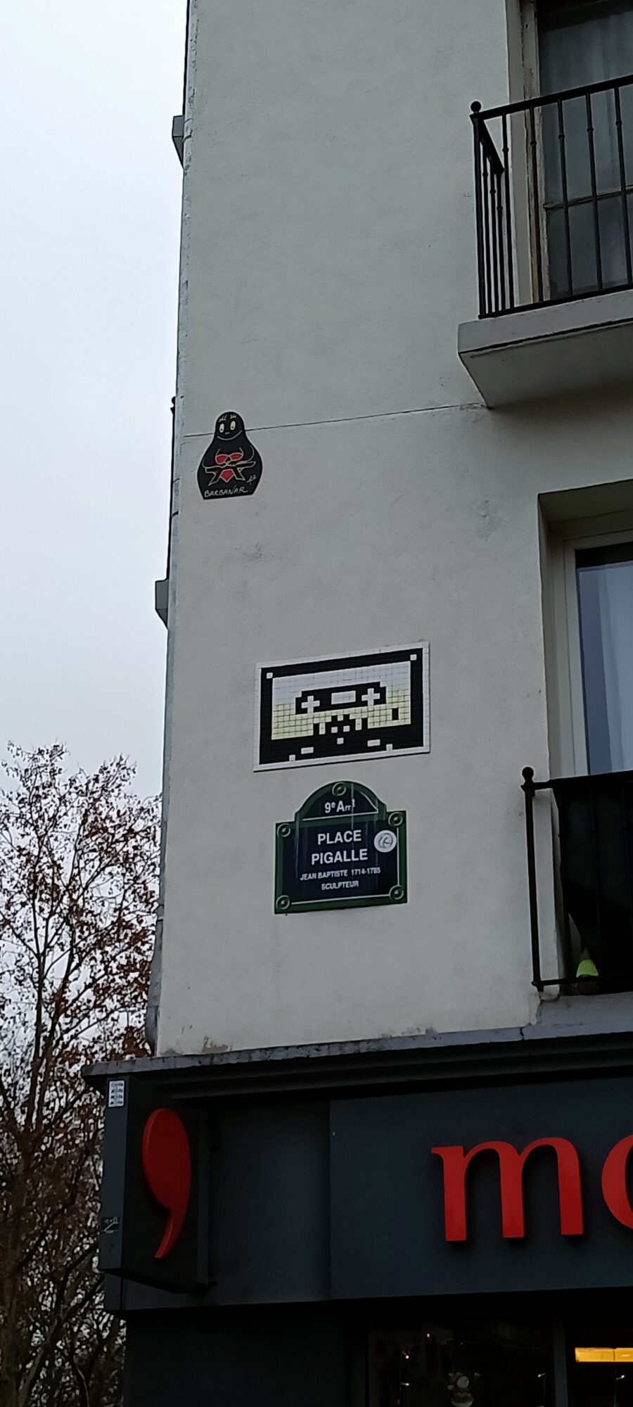PA_900, Space Invader de la place Pigalle — Street art de Invader à Paris