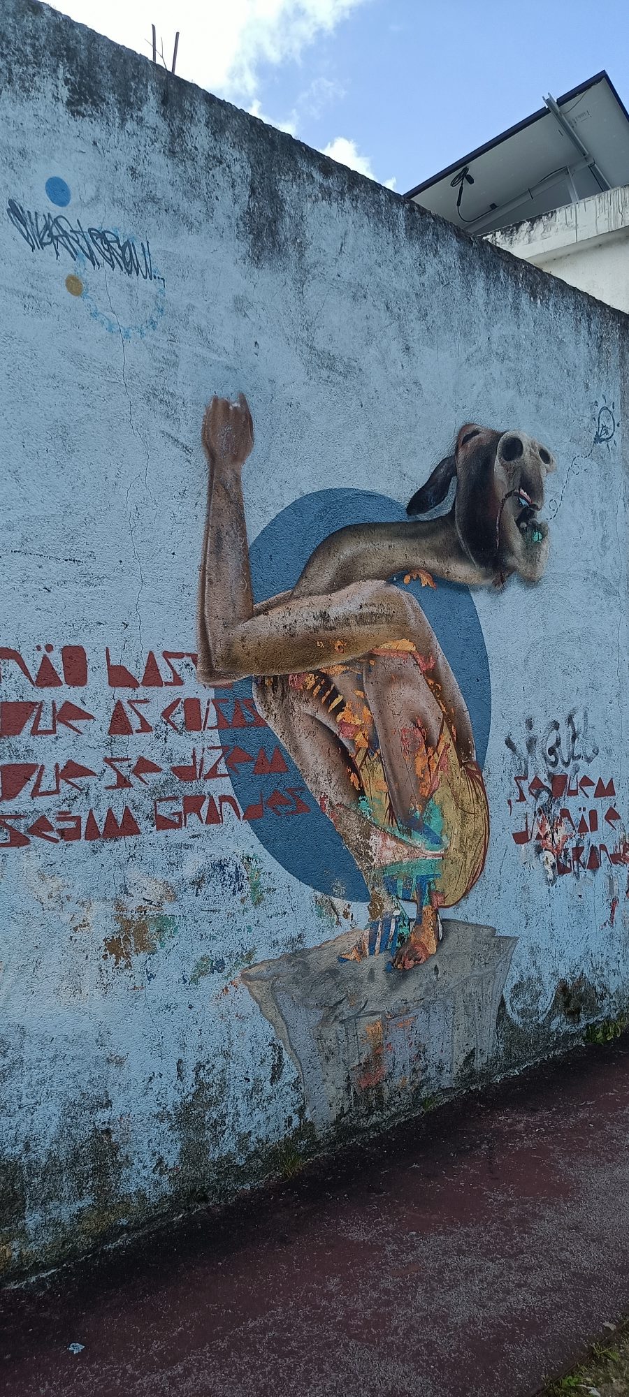 Figure Surréaliste à Tête de Chien — Street art à Lisbon