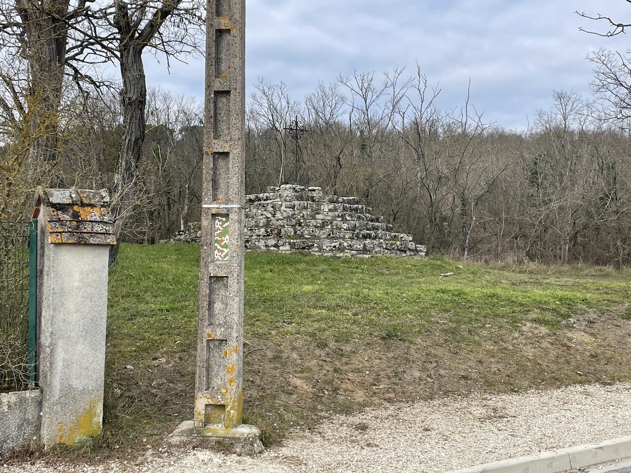FTBL_01, Space Invader du chemin des Bardins — Street art de Invader à Larchant